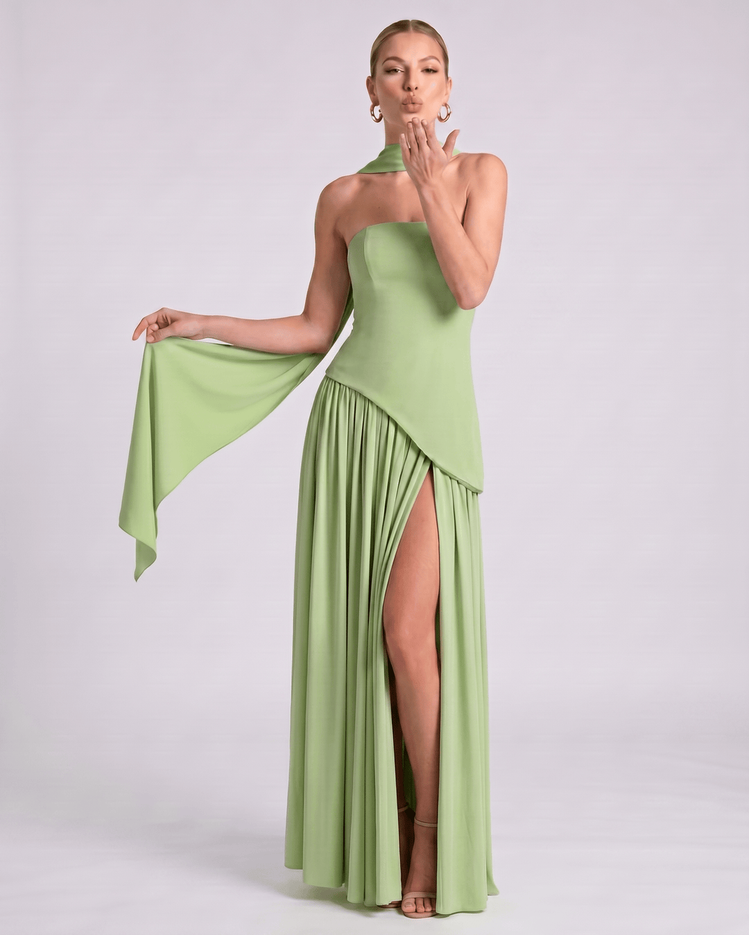 Vestido de noche Aureline para fiestas, falda larga plisada, diseño halter y corte elegante.