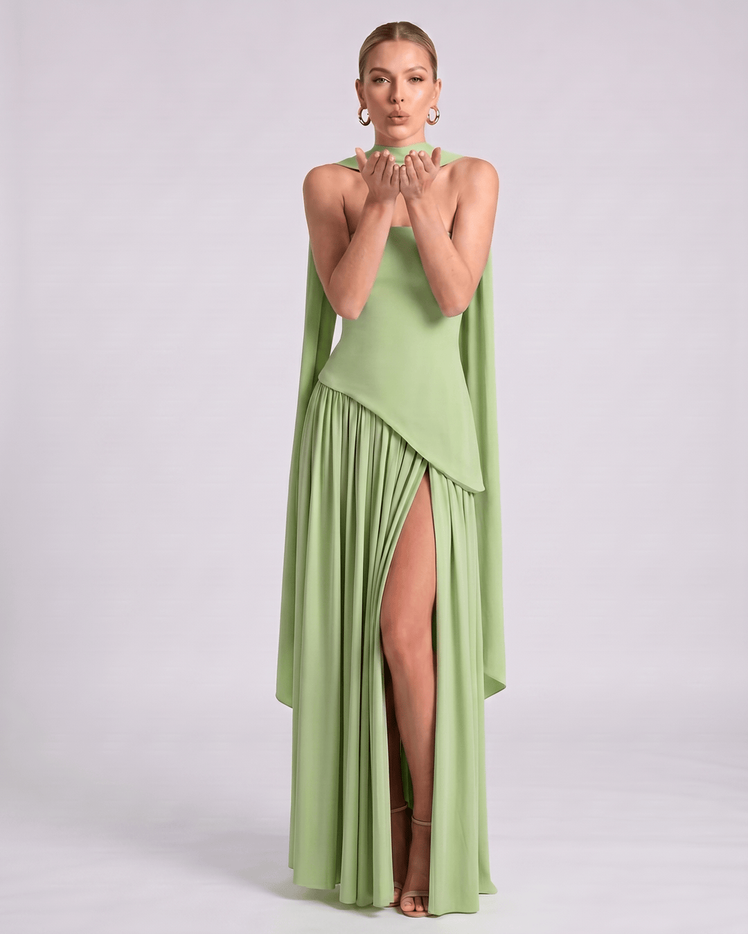 Elegante vestido maxi Aureline, estilo halter, sin mangas, ideal para bodas y eventos de mujer.