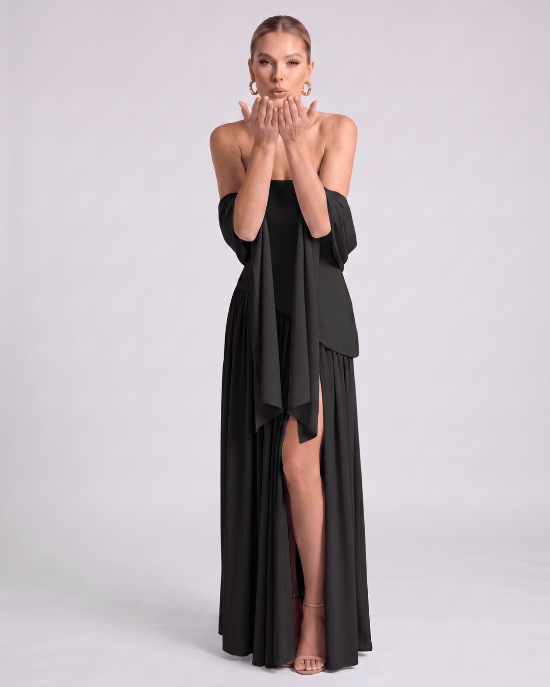 Elegante vestido largo Aureline para eventos, sin mangas, falda plisada, estilo halter.