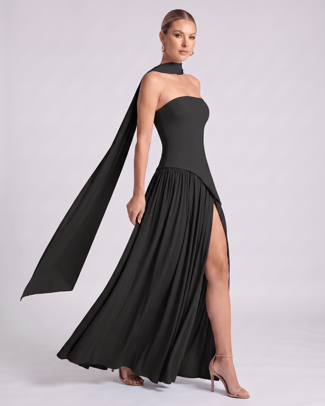 Vestido de graduación Aureline elegante, sin mangas, estilo halter, falda larga y fluida.
