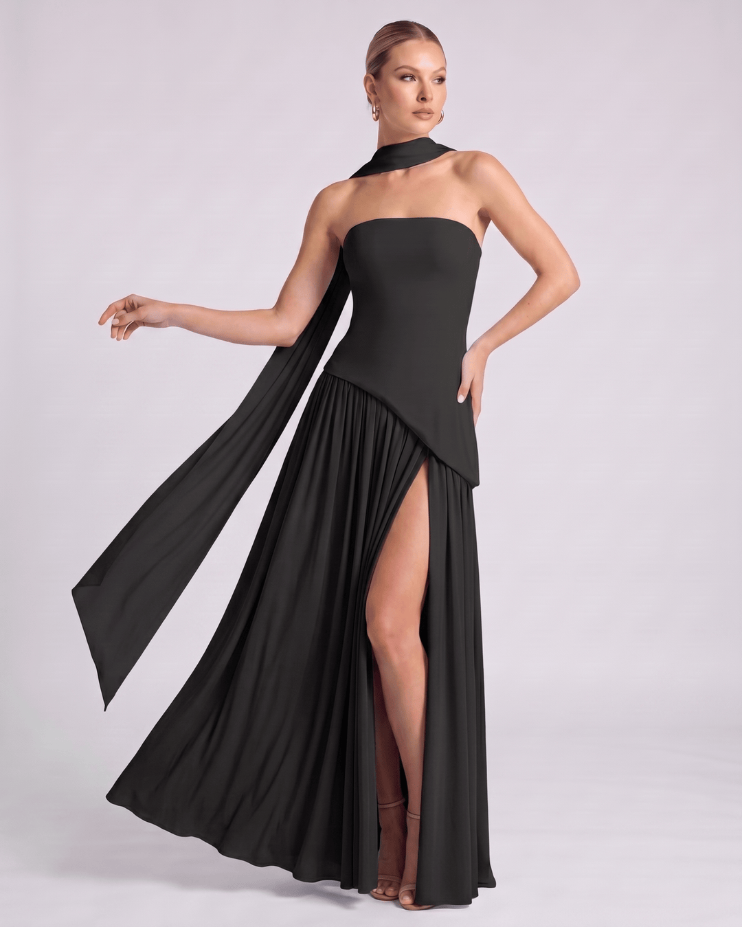 Vestido maxi Aureline formal, cuello halter, falda plisada, ideal para cenas y eventos de mujer.