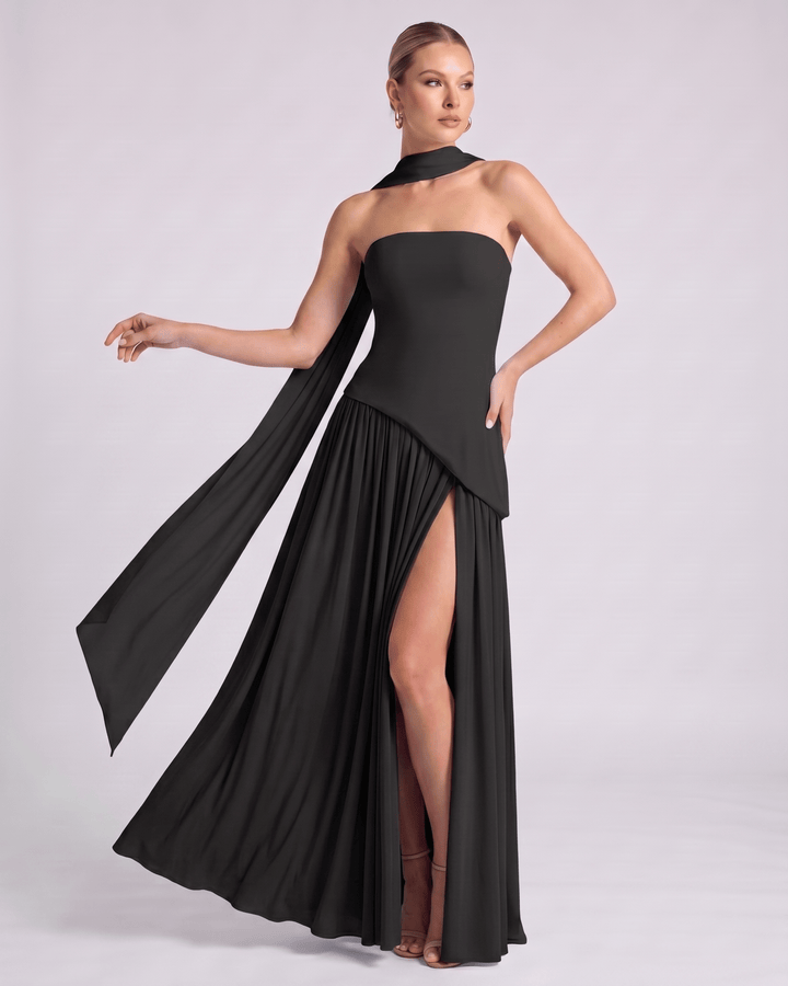 Vestido maxi Aureline formal, cuello halter, falda plisada, ideal para cenas y eventos de mujer.