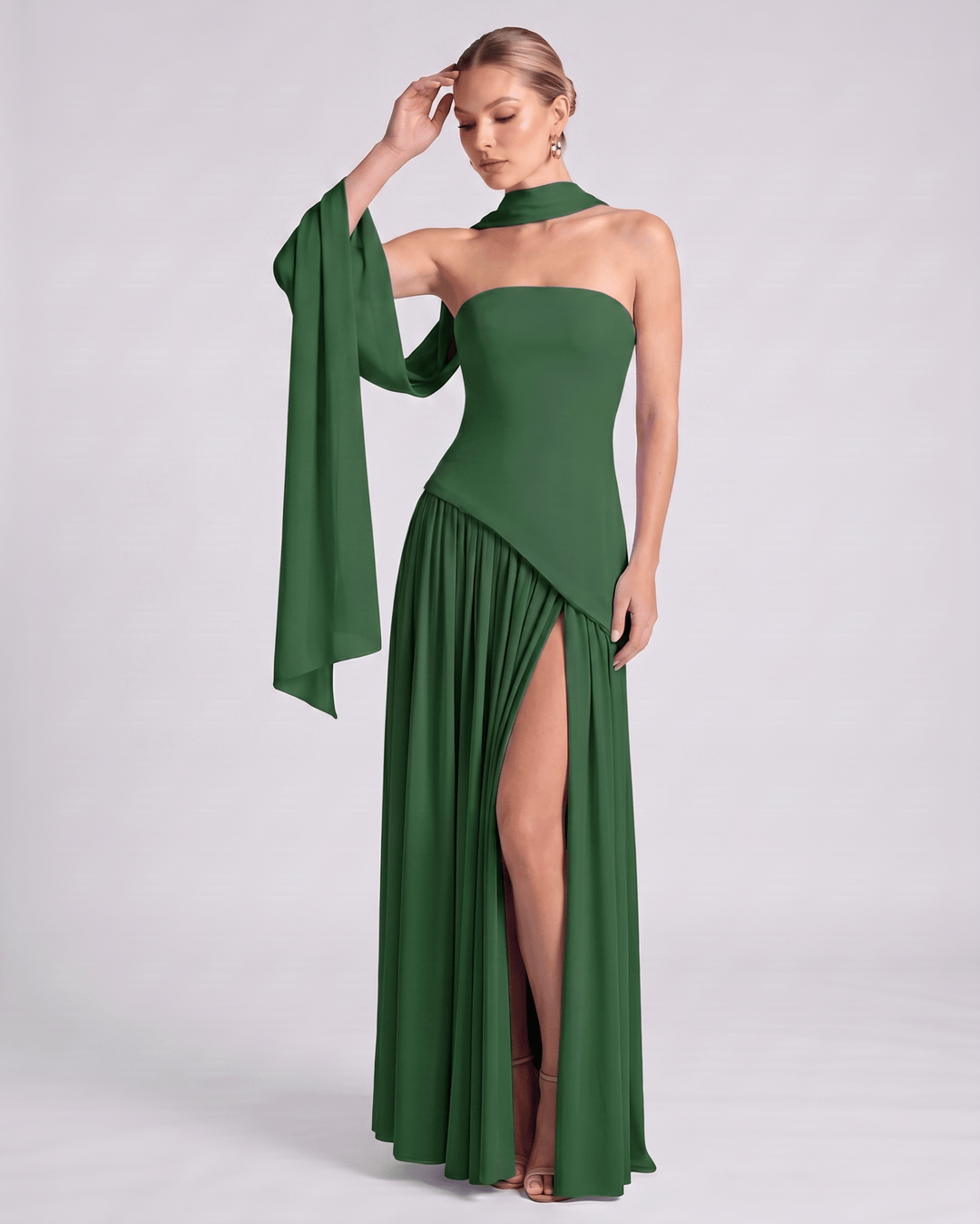 Impresionante vestido largo Aureline con cuello halter, ideal para fiestas y ocasiones especiales.