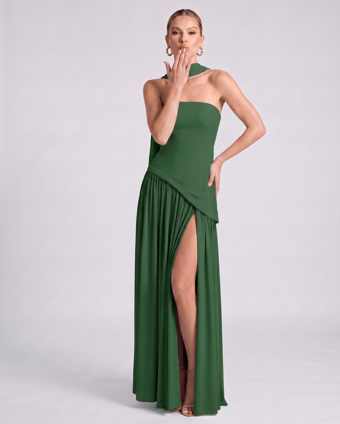 Vestido formal Aureline para mujer, falda plisada y estilo halter, ideal para cenas especiales.