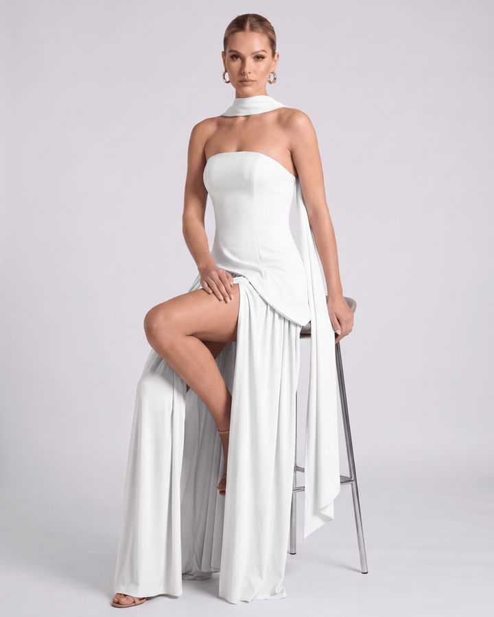 Maxi vestido formal Aureline, cuello halter, falda plisada, ideal para eventos de etiqueta.