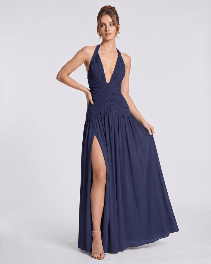 Vestido de noche maxi elegante con escote halter y abertura alta para mujer. Estilo formal.