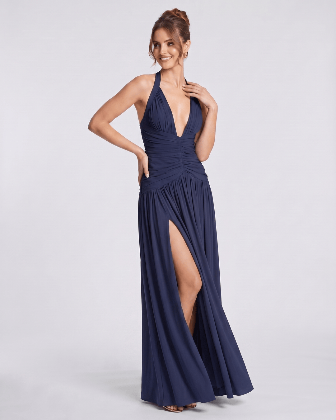Vestido maxi elegante para mujer, escote halter con fruncido y abertura alta. Ideal para noche.