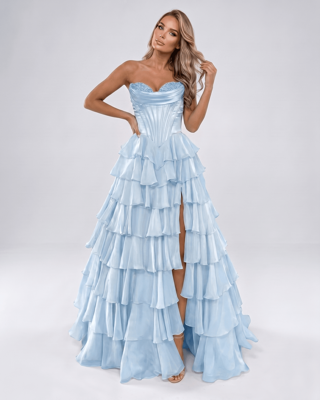 Silueta A-line en vestido de noche con volantes. Escote corazón, formal para mujer.