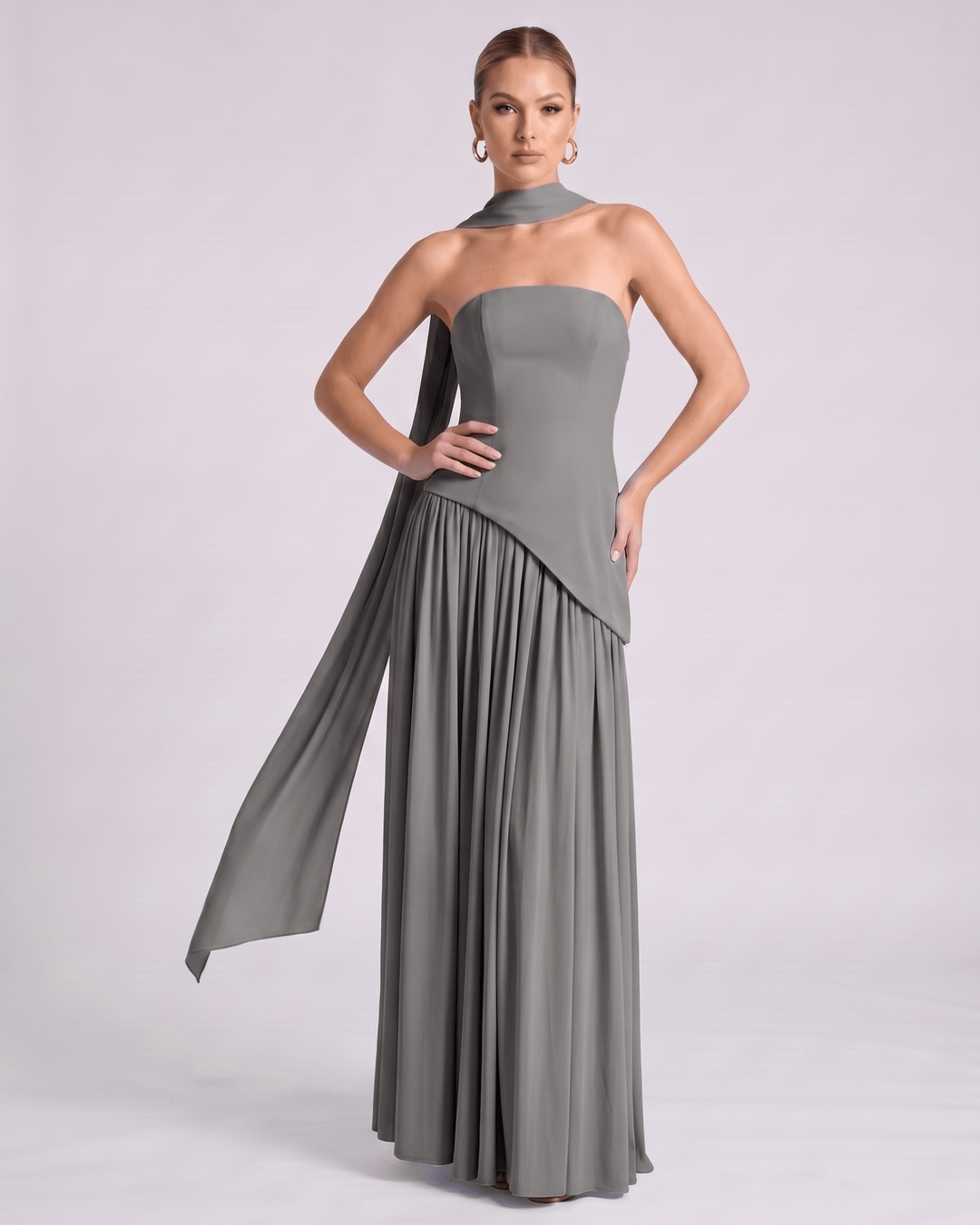 Maxi vestido formal Aureline, estilo halter, falda plisada, sin mangas, para eventos de gala.
