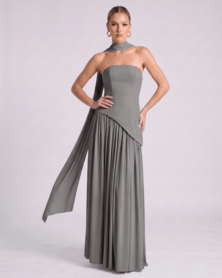 Maxi vestido formal Aureline, estilo halter, falda plisada, sin mangas, para eventos de gala.