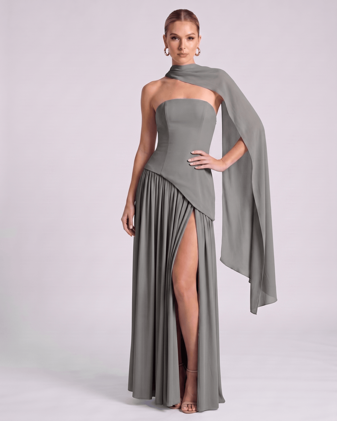 Elegante vestido maxi Aureline, sin mangas, falda plisada, estilo halter, para momentos únicos.