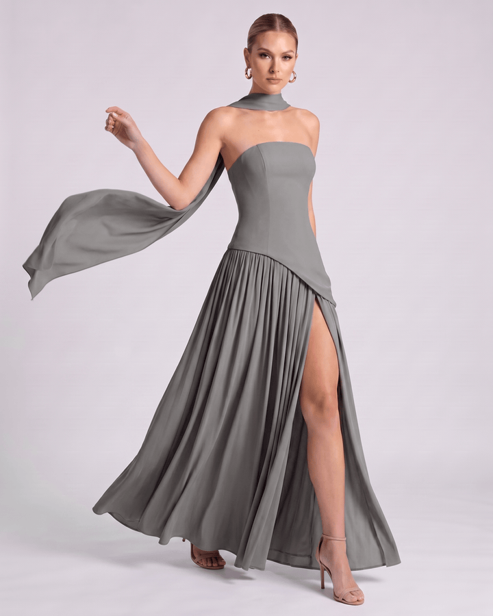 Vestido largo Aureline, sin mangas, falda plisada, cuello halter, ideal para bodas de noche.