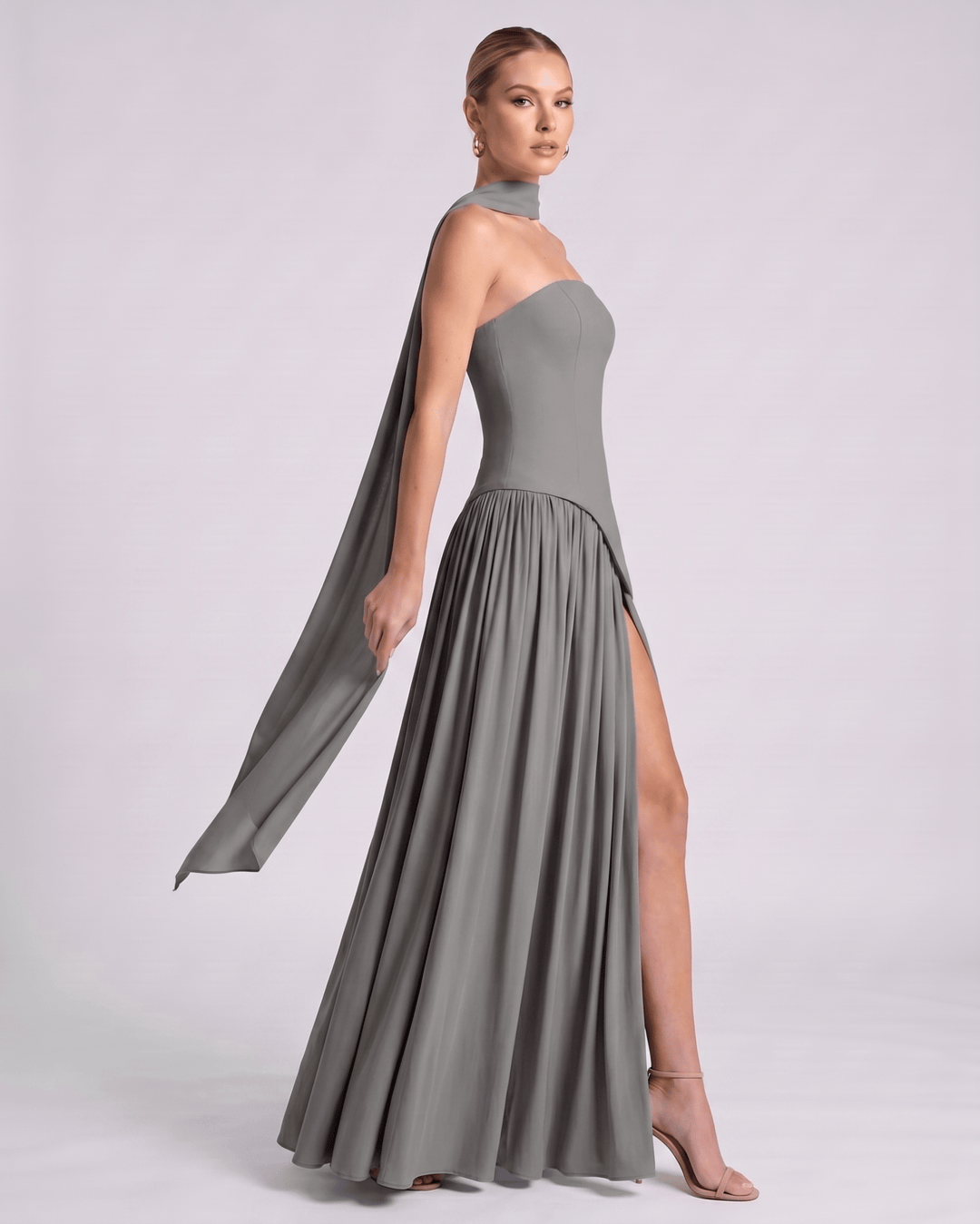 Vestido de graduación Aureline, falda plisada, estilo halter, sin mangas, silueta estilizada.
