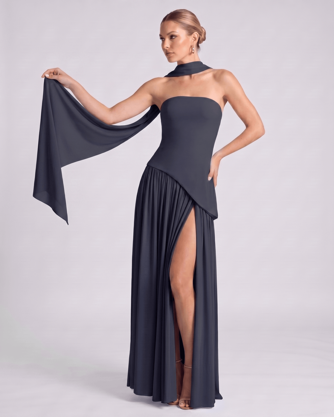 Maxi vestido elegante Aureline, estilo halter, falda plisada, para fiestas inolvidables de mujer.