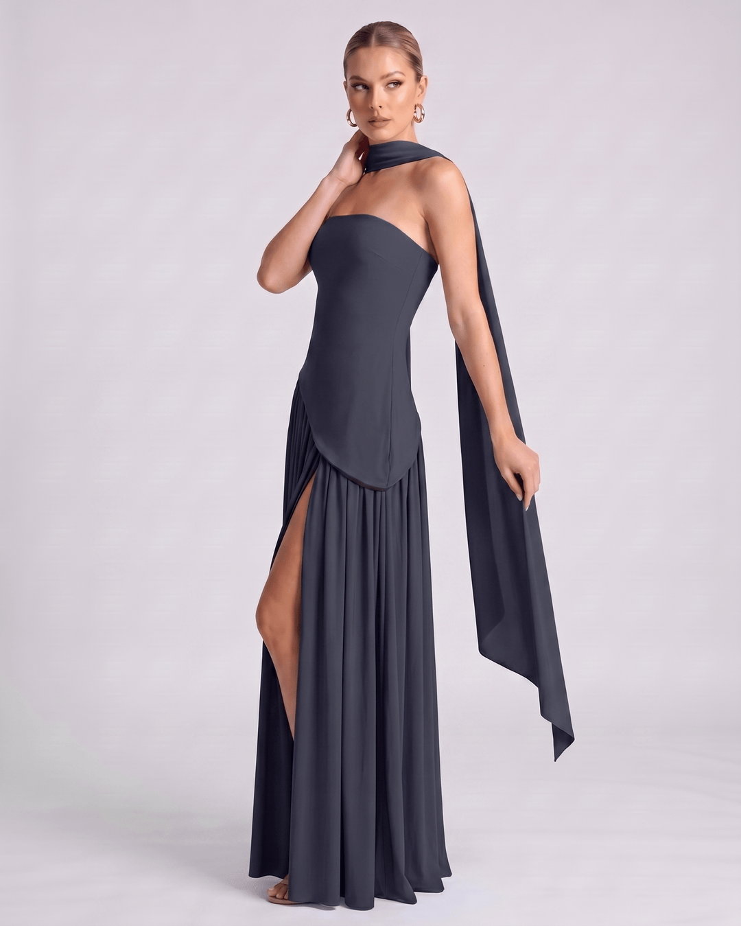 Vestido largo Aureline, falda plisada, estilo halter, sin mangas, ideal para grandes celebraciones.