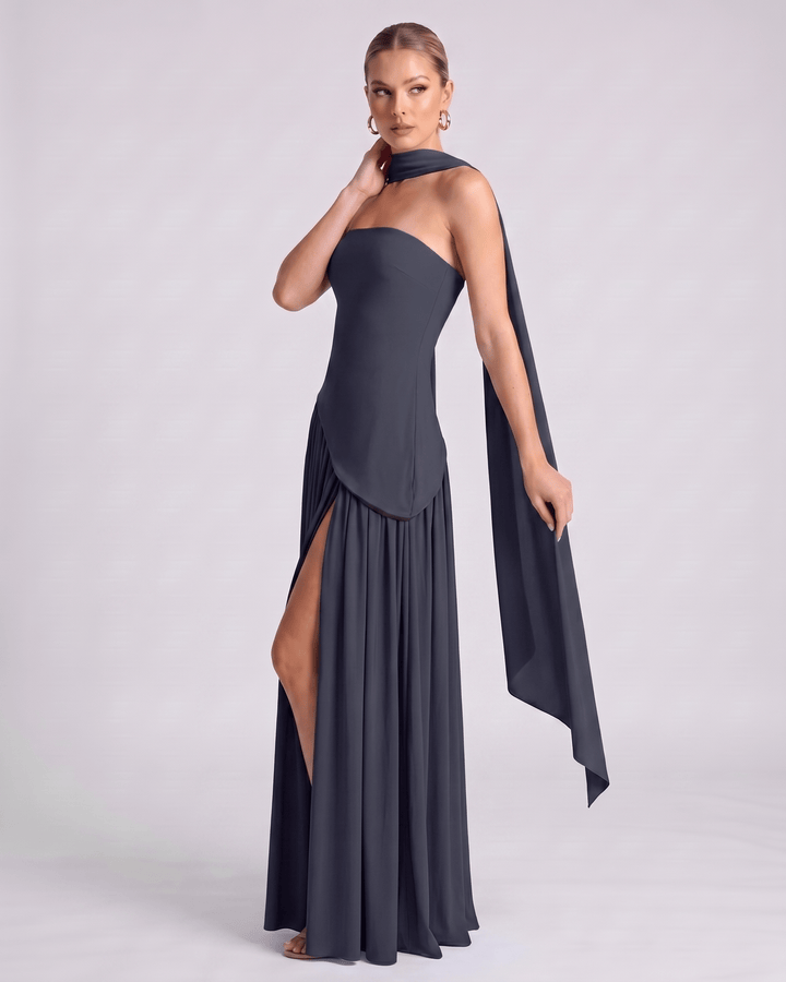 Vestido largo Aureline, falda plisada, estilo halter, sin mangas, ideal para grandes celebraciones.