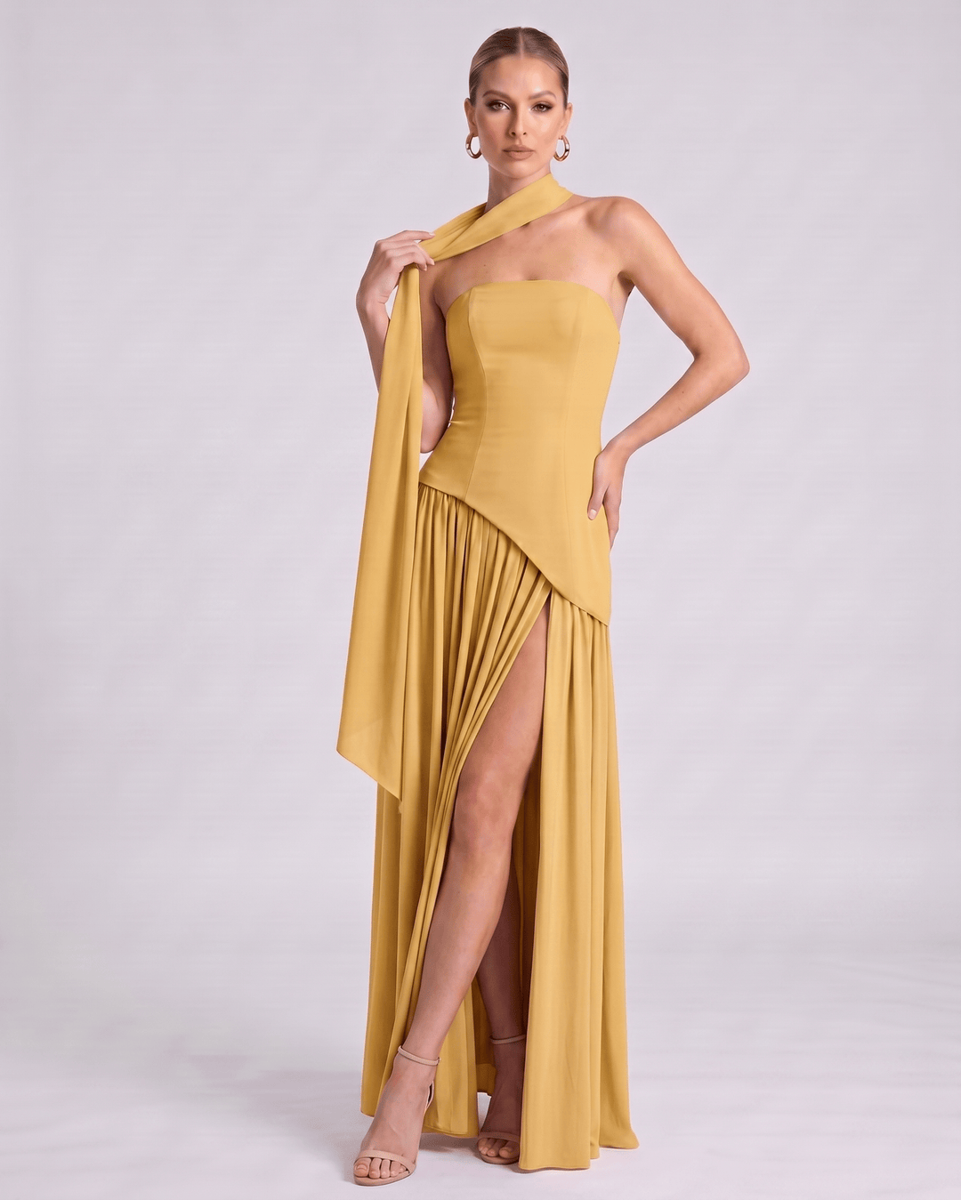 Vestido largo Aureline para fiestas, falda plisada, escote halter, ideal para bodas y eventos.
