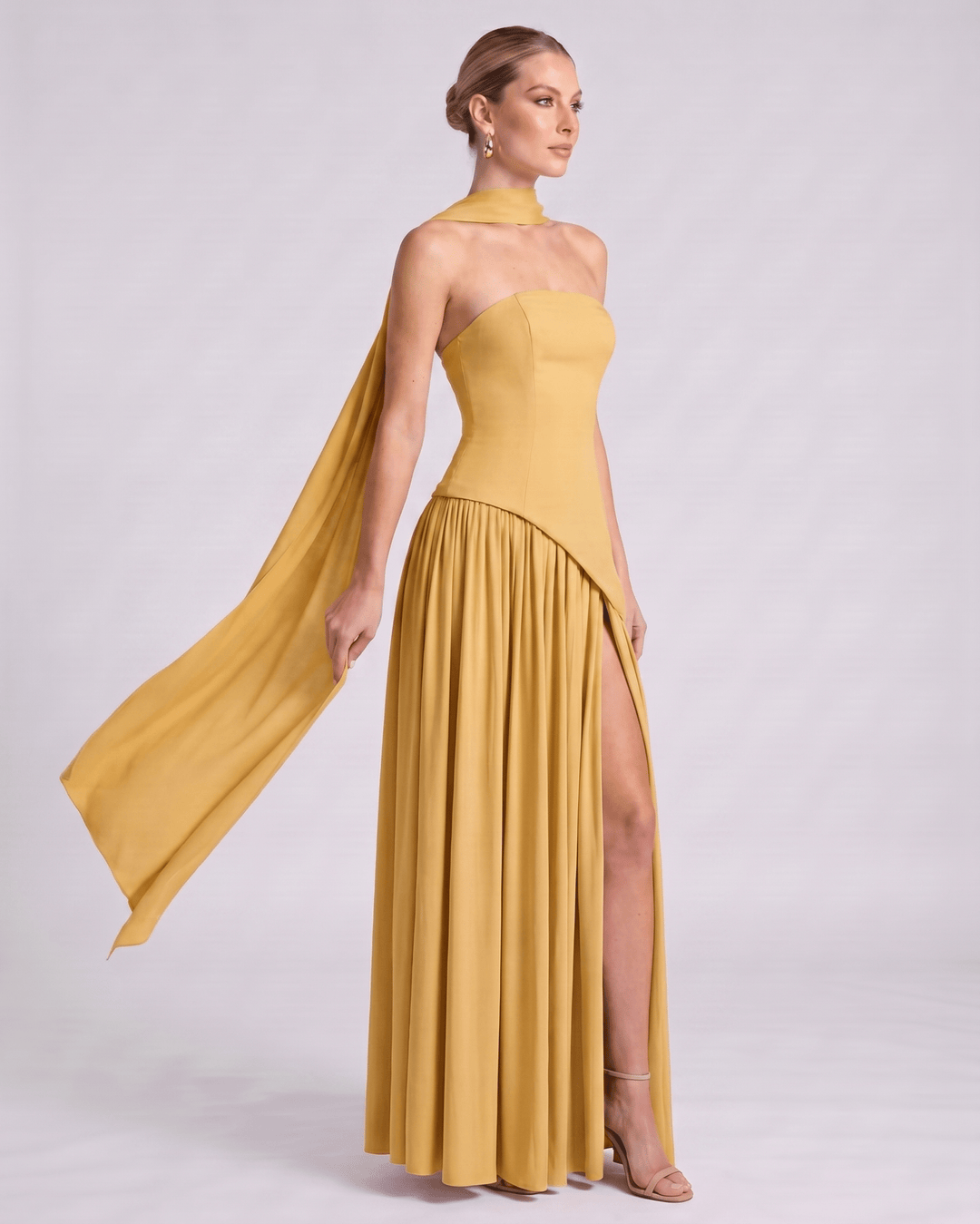 Elegante vestido maxi Aureline para mujer, cuello halter, falda plisada, perfecto para eventos.