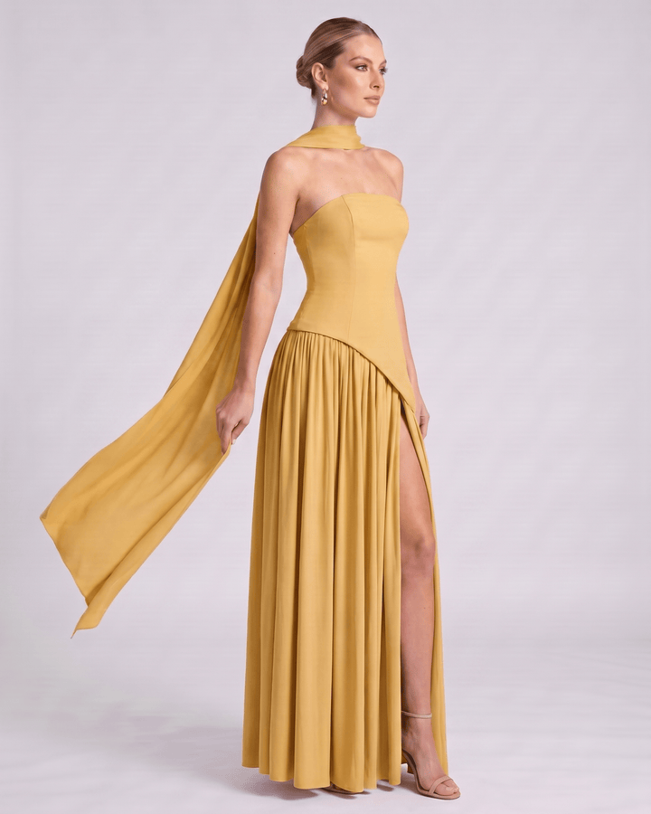 Elegante vestido maxi Aureline para mujer, cuello halter, falda plisada, perfecto para eventos.
