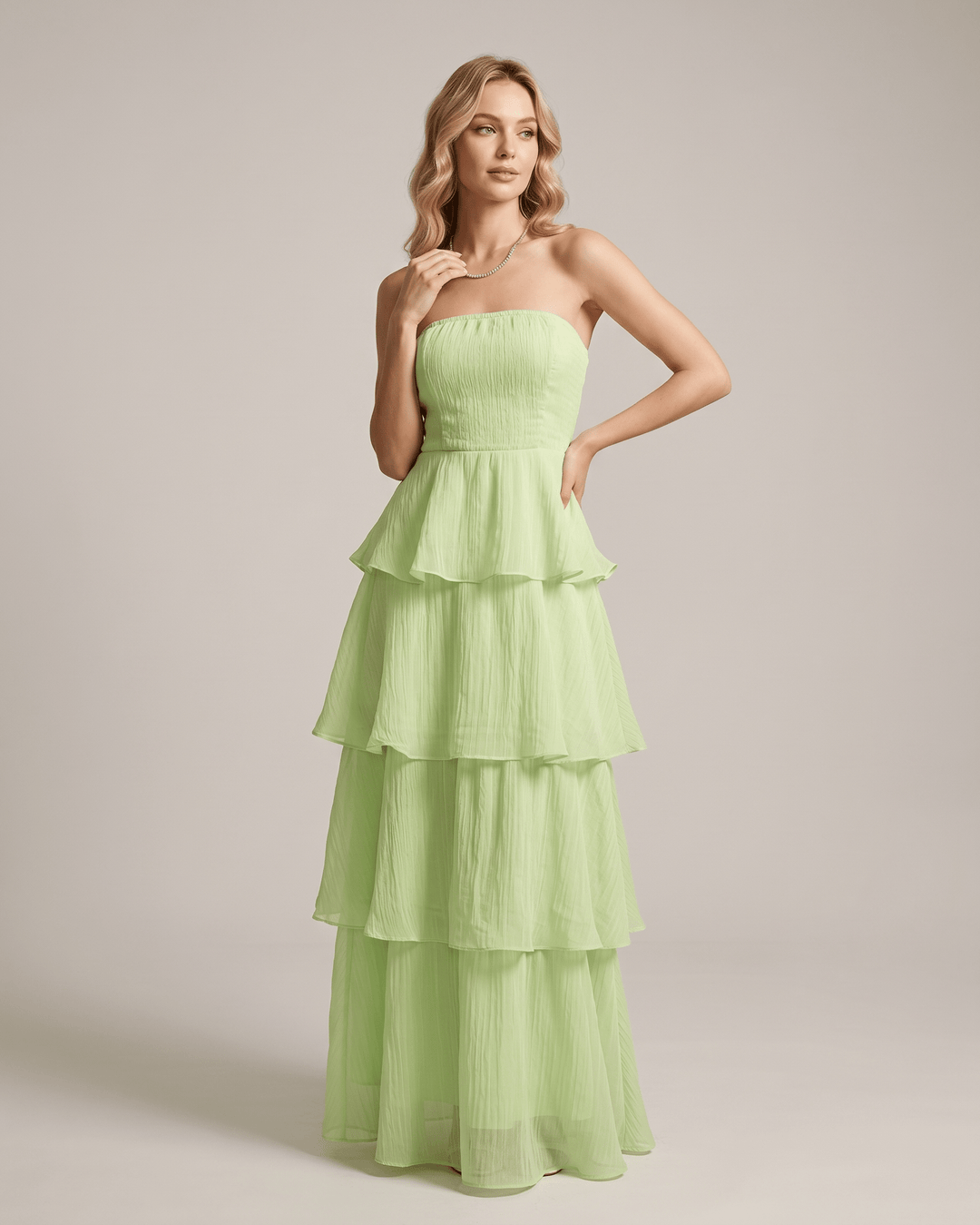Ropa femenina: vestido sin tirantes, maxi y fluido, ideal para invitada.