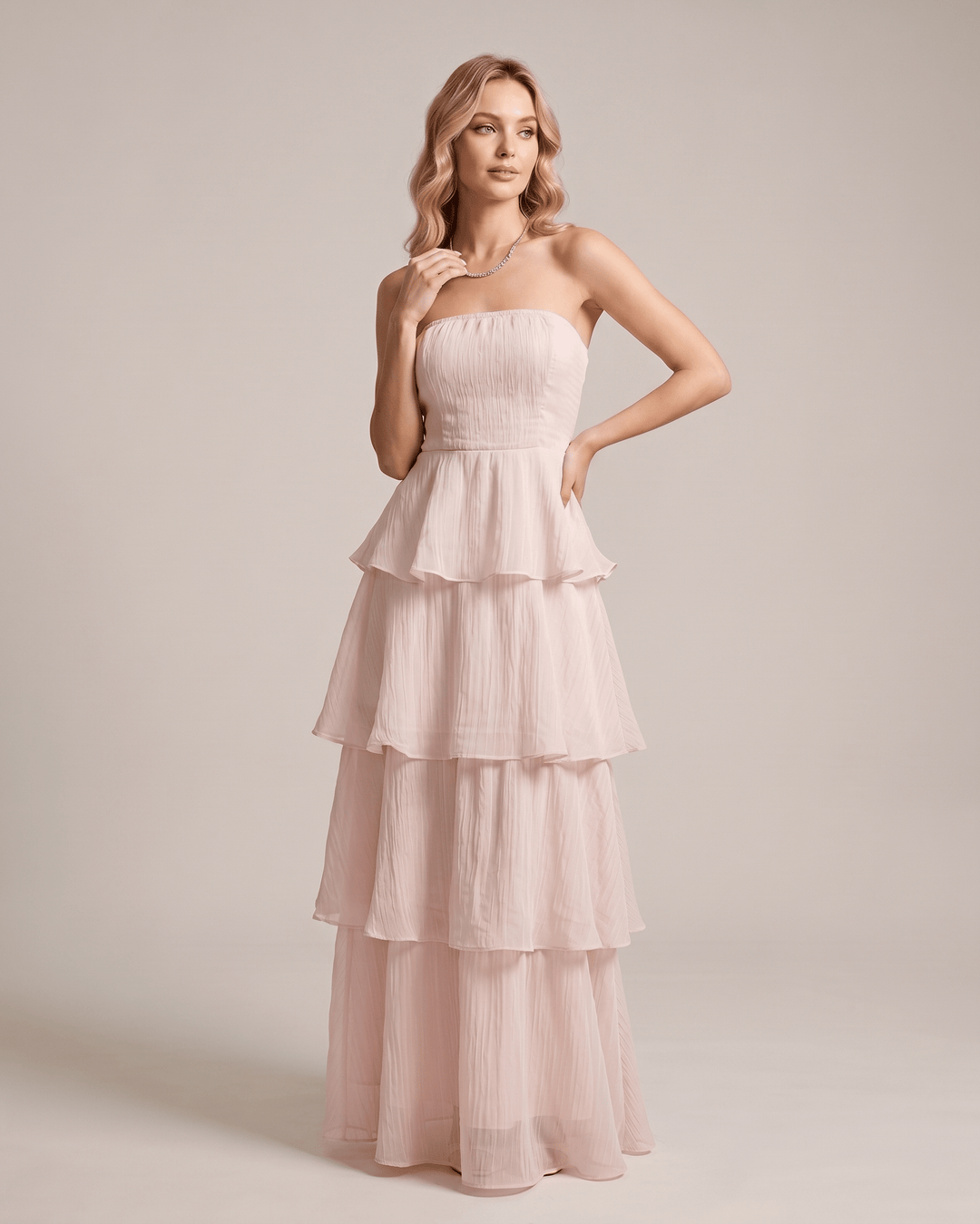 Ropa de mujer: vestido sin tirantes, maxi y con capas, muy elegante.