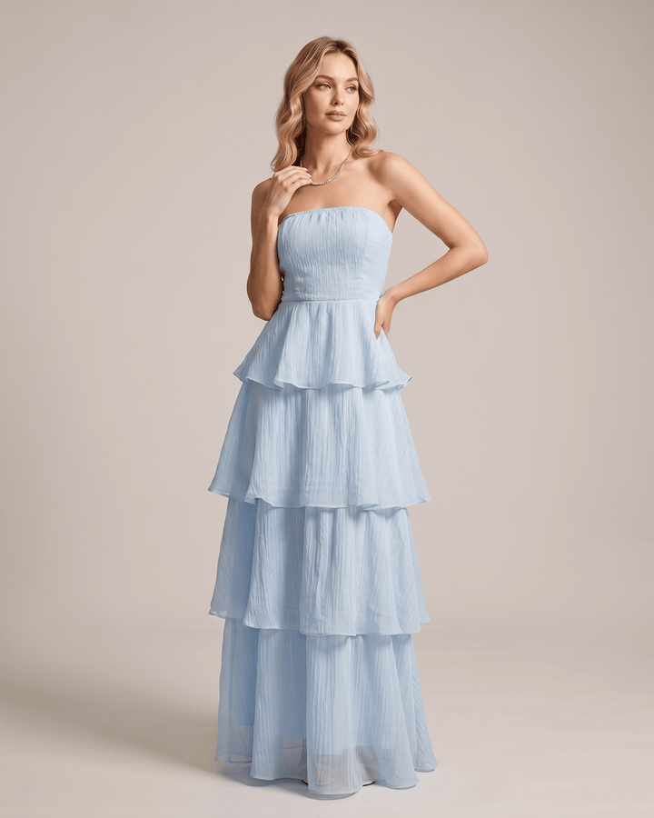 Vestido de mujer sin tirantes, estilo maxi y con capas, moda actual.