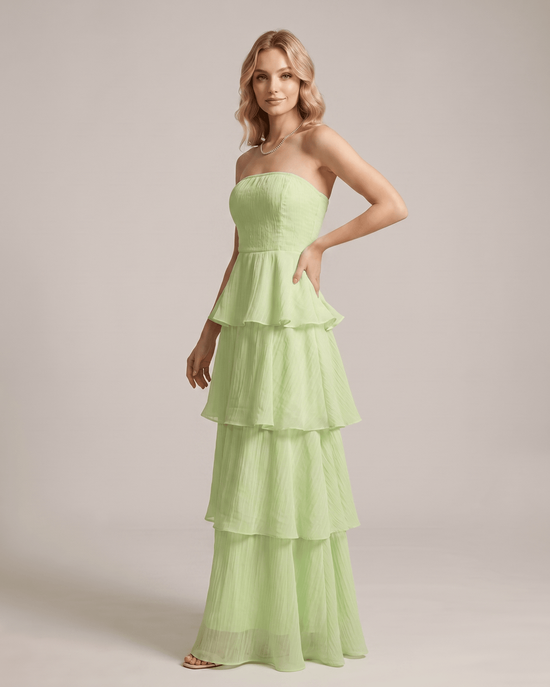 Vestido elegante maxi sin tirantes, fluido y con capas, para mujer.