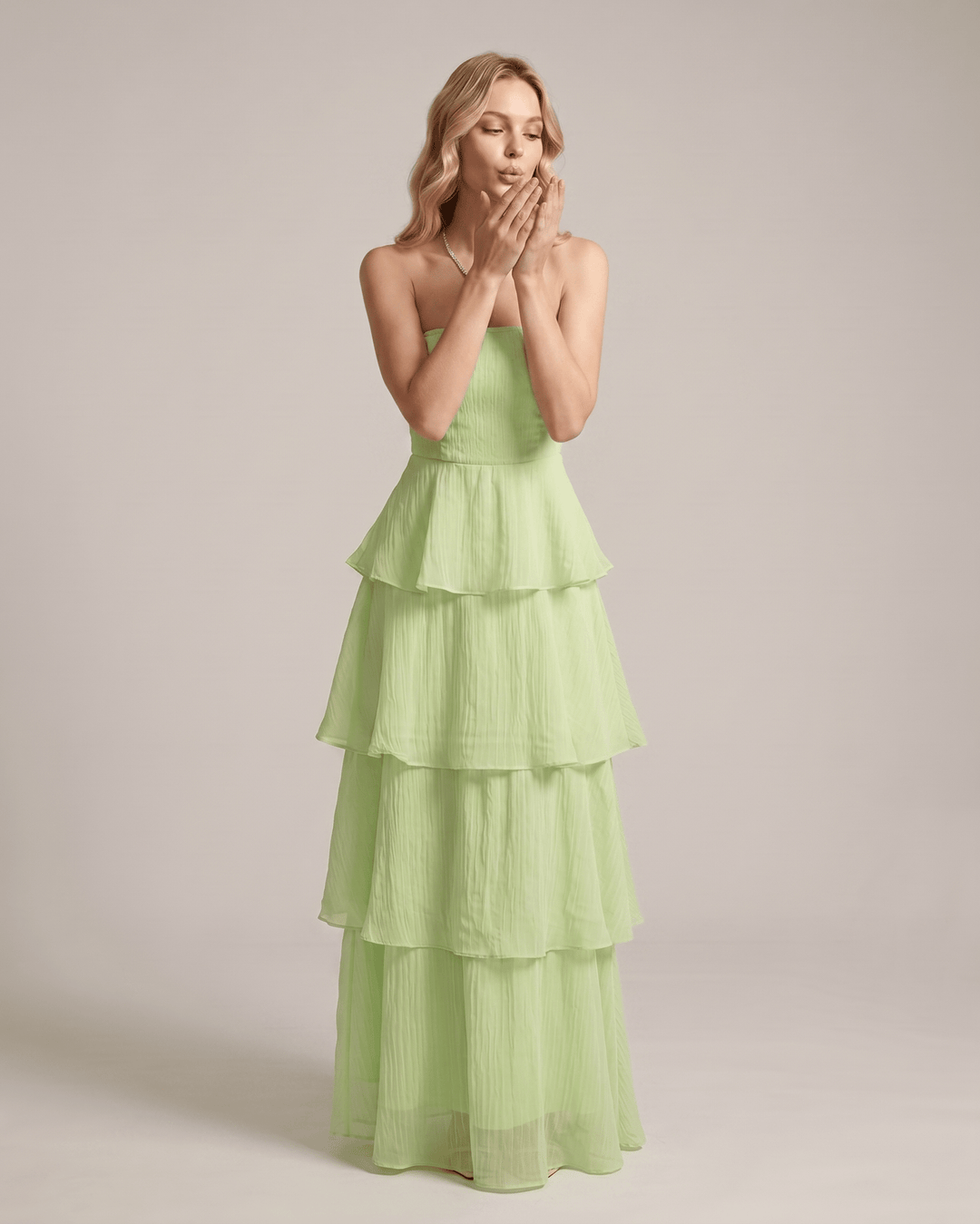 Vestido de cóctel sin tirantes, diseño maxi elegante, para eventos formales.