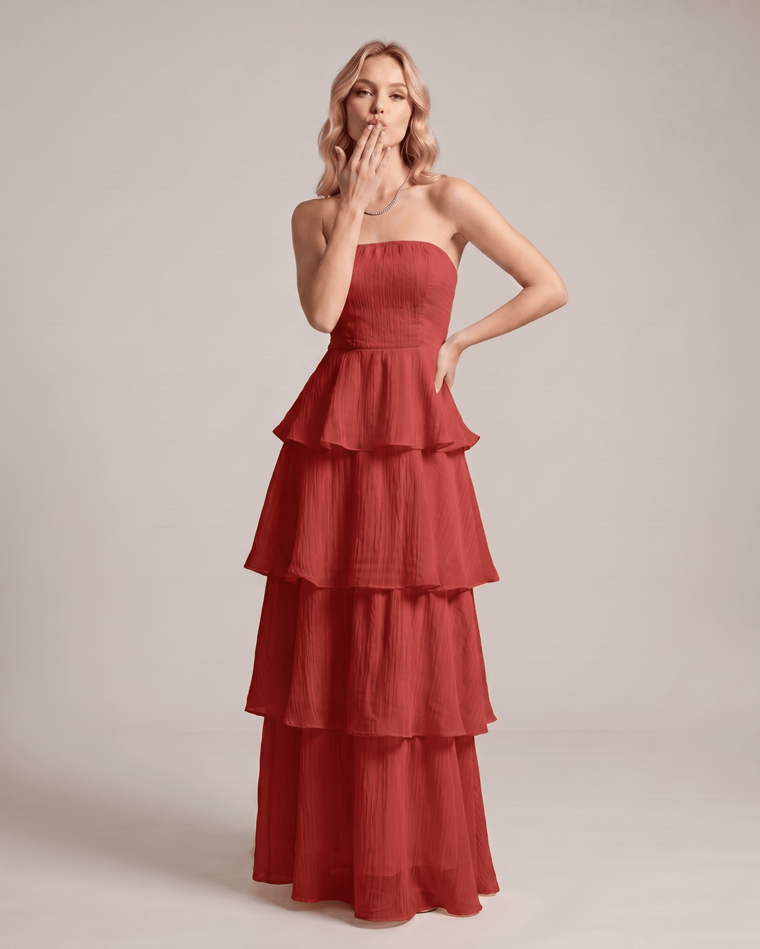 Vestido de fiesta de mujer, maxi y sin tirantes, con detalles de capas.
