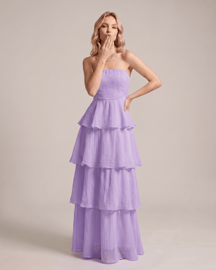 Moda femenina: vestido maxi sin tirantes elegante, capas fluidas.