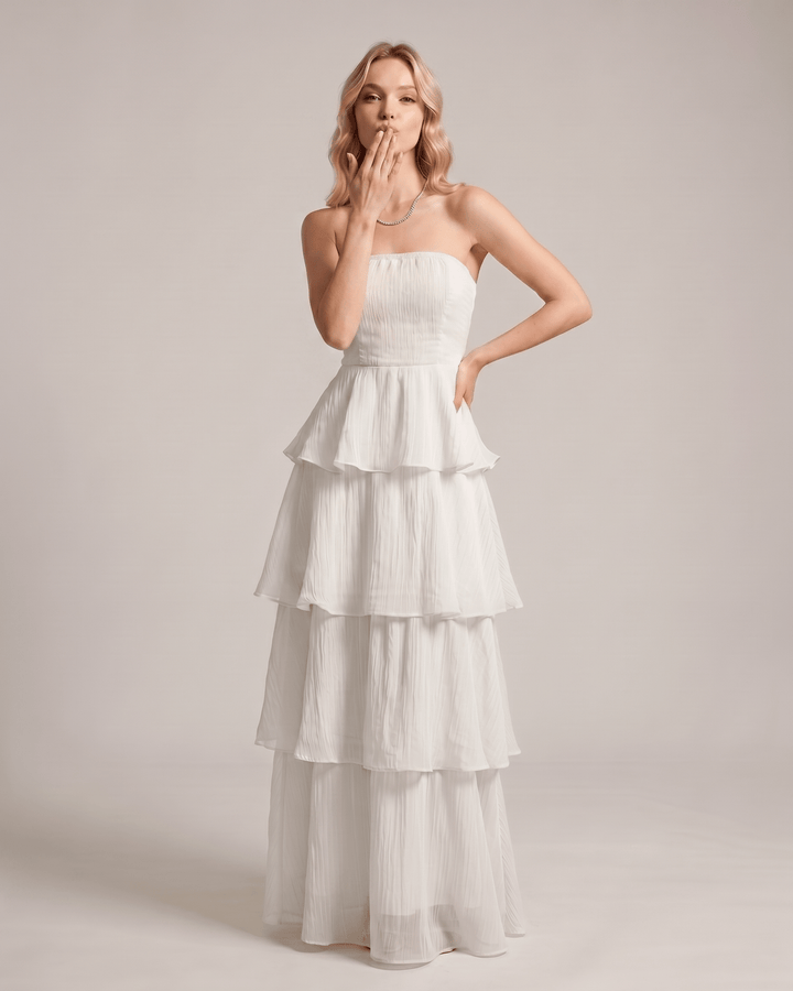 Moda femenina: vestido elegante maxi sin tirantes, fluido para eventos.