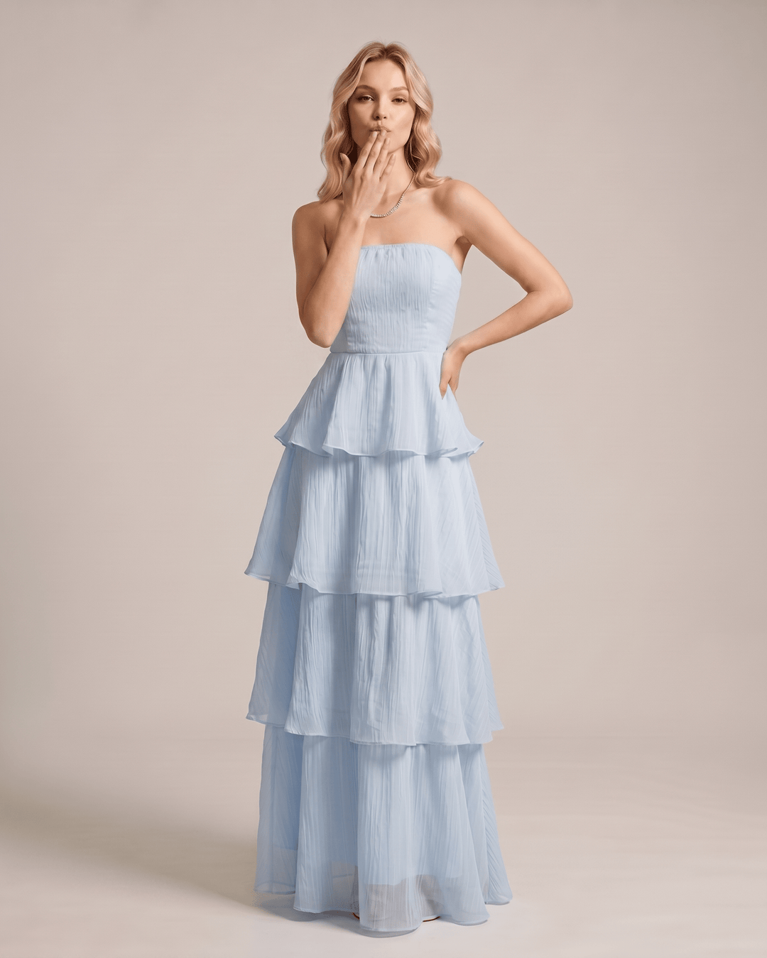 Vestido maxi de mujer, sin tirantes, con diseño fluido y moderno.