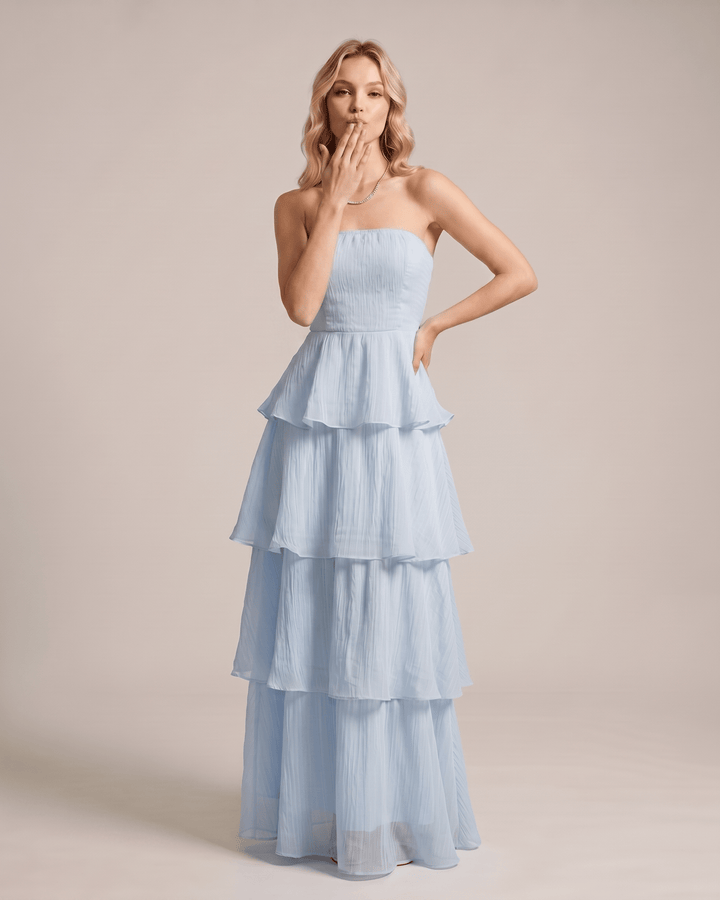 Vestido maxi de mujer, sin tirantes, con diseño fluido y moderno.