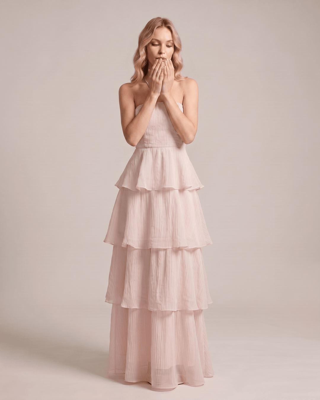 Vestido fluido para mujer, estilo sin tirantes y largo, ideal para fiesta.