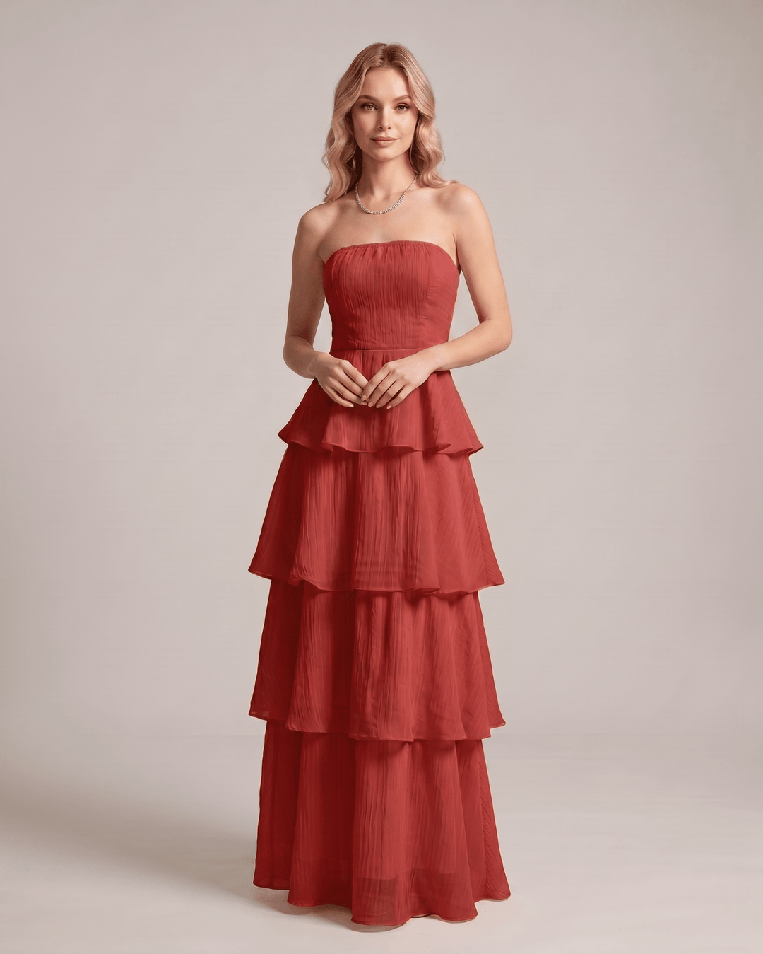 Elegante vestido sin tirantes, maxi y fluido, perfecto para cualquier celebración.