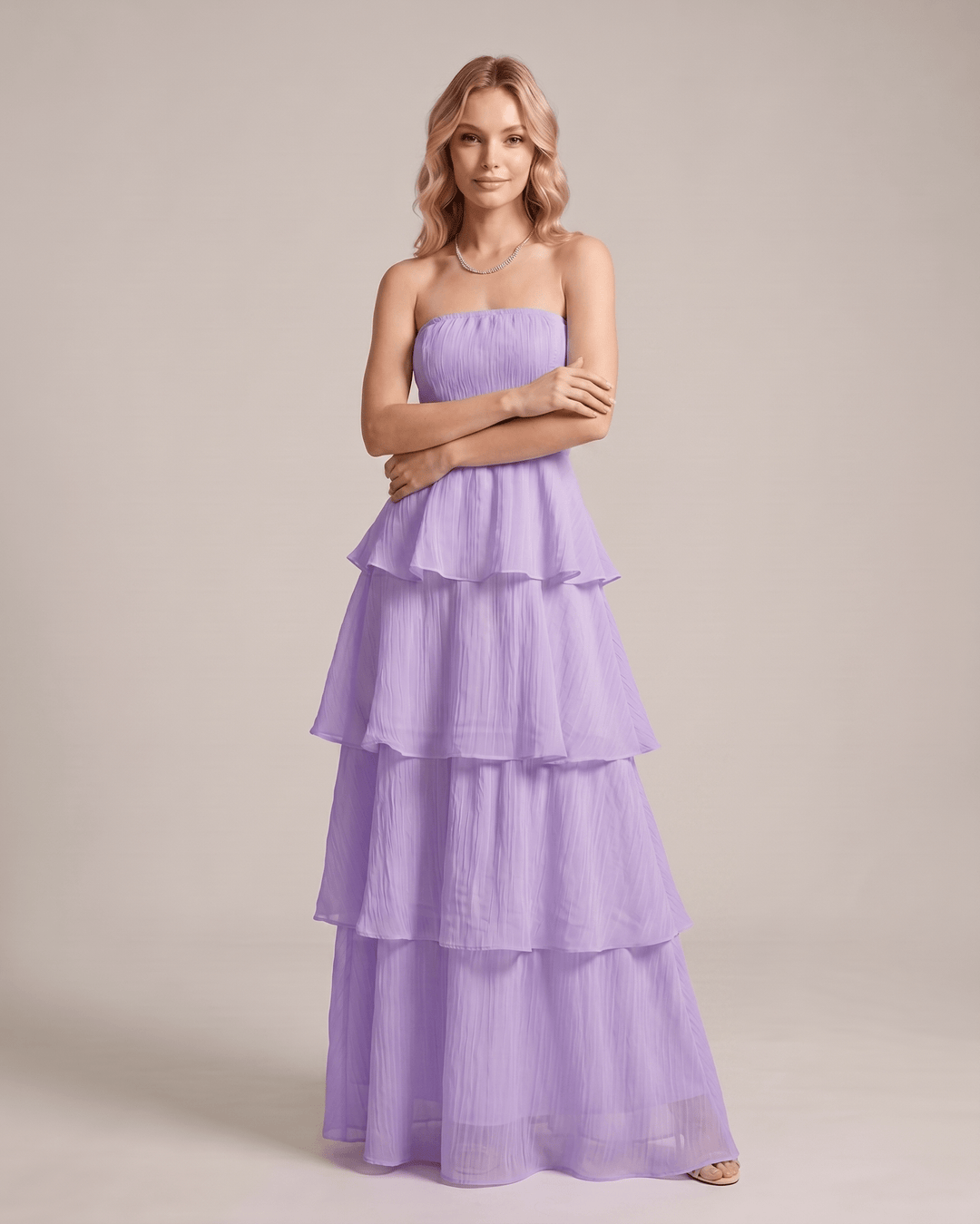 Vestido de cóctel sin tirantes para mujer, diseño maxi fluido y sofisticado.