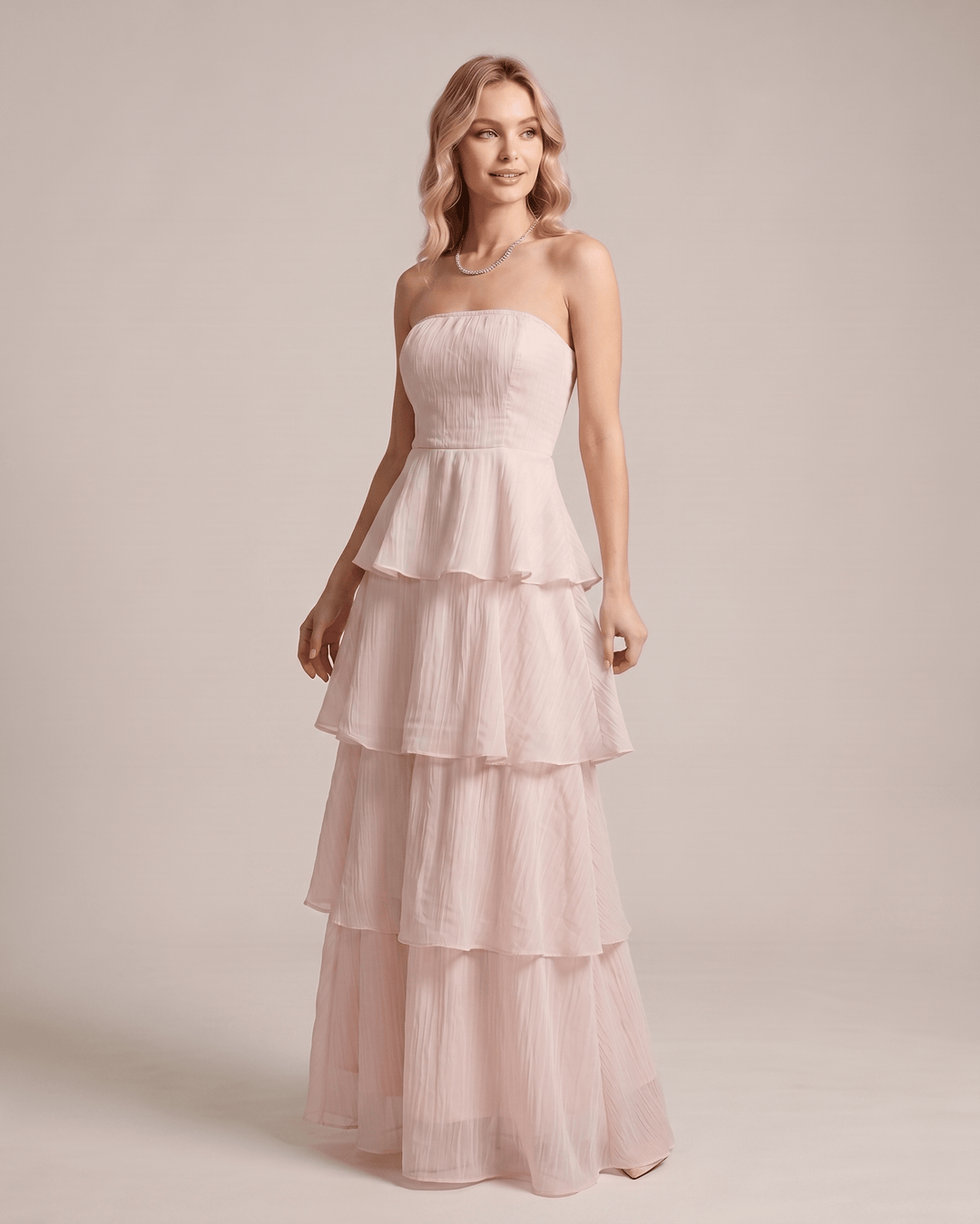 Moda femenina: vestido maxi sin tirantes, con volumen fluido y elegante.