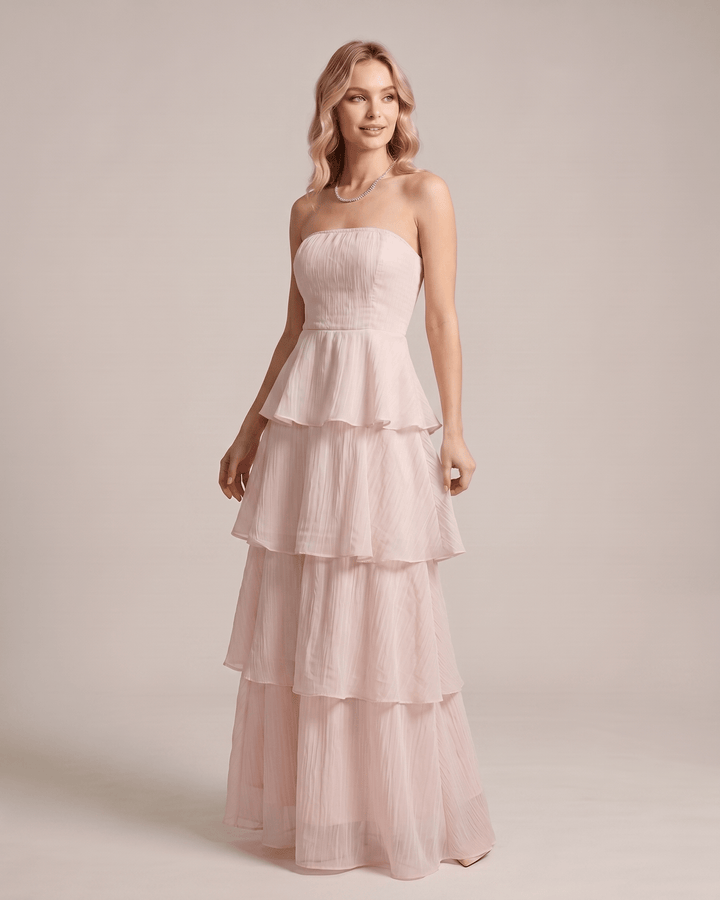 Moda femenina: vestido maxi sin tirantes, con volumen fluido y elegante.