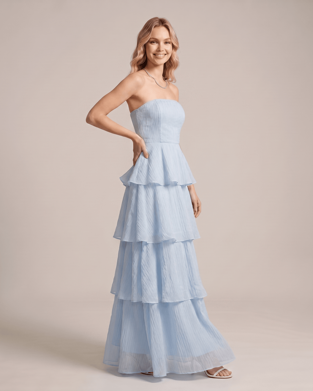 Vestido de invitada elegante sin tirantes, estilo maxi, perfecto para gala.