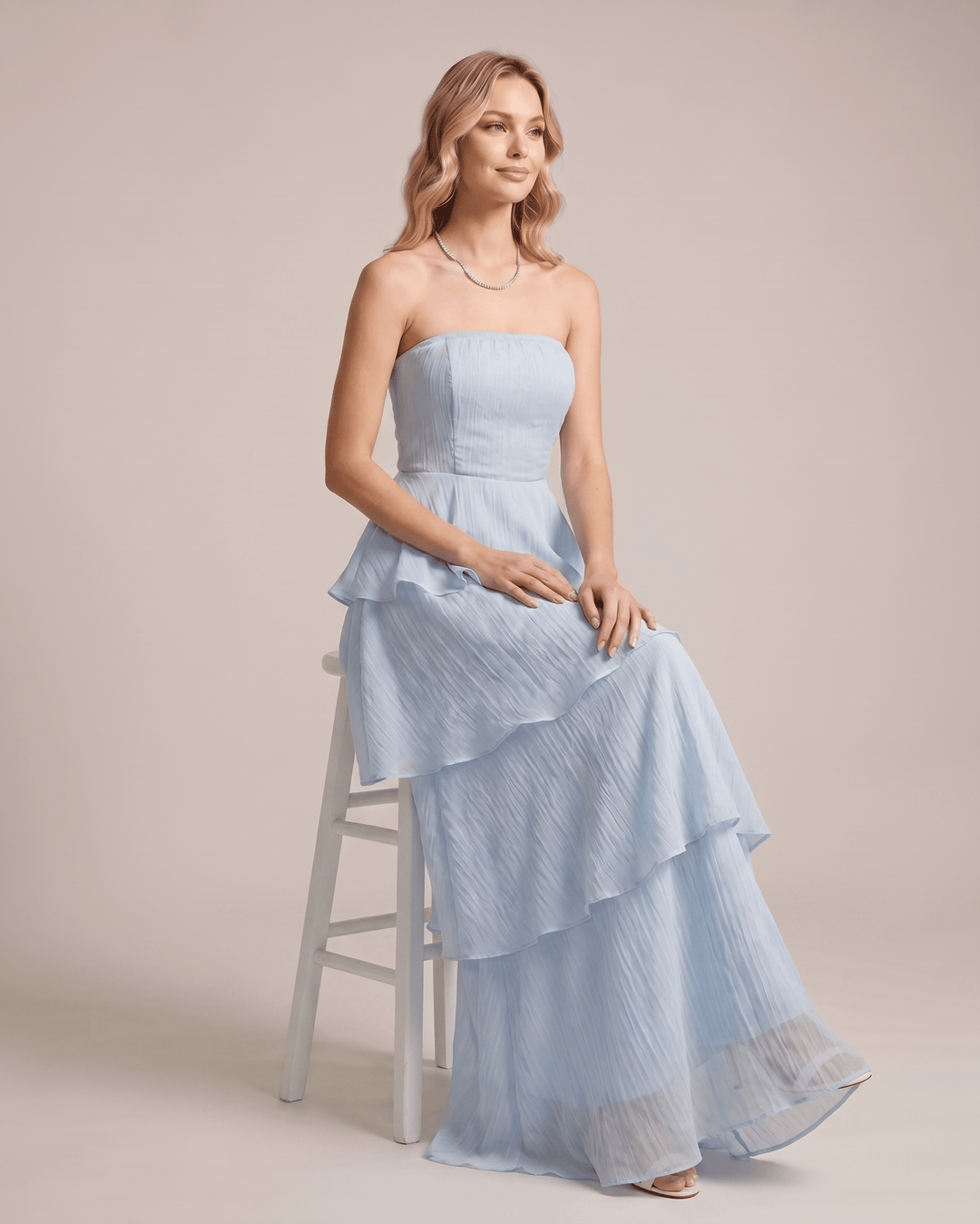 Ropa mujer: vestido maxi sin tirantes, con capas y movimiento fluido.
