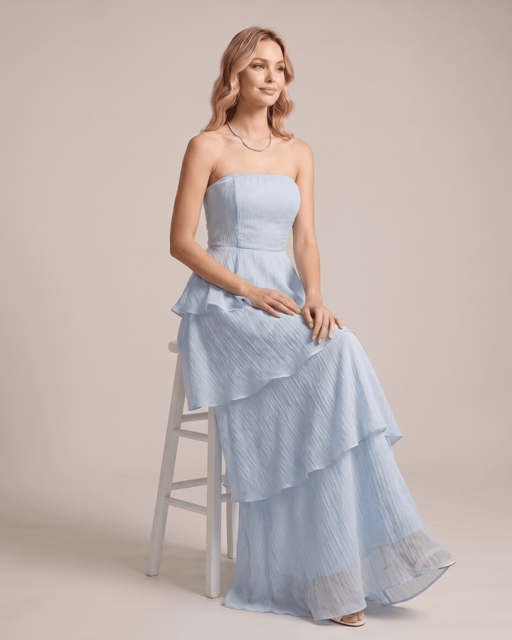 Ropa mujer: vestido maxi sin tirantes, con capas y movimiento fluido.