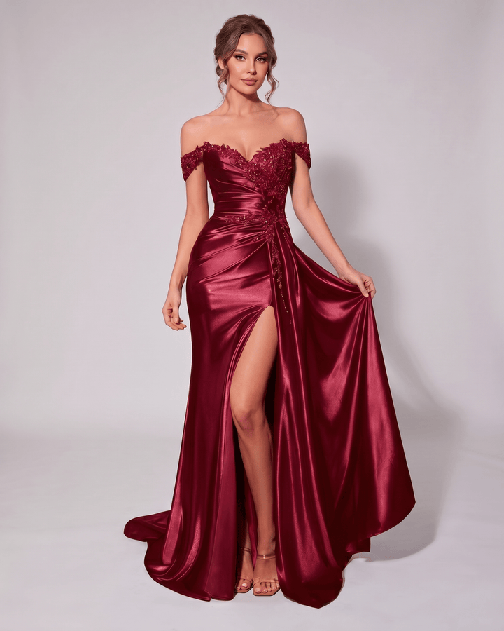 Elegante vestido veloura blanco, escote corazón, sirena. Perfecto para cenas formales.