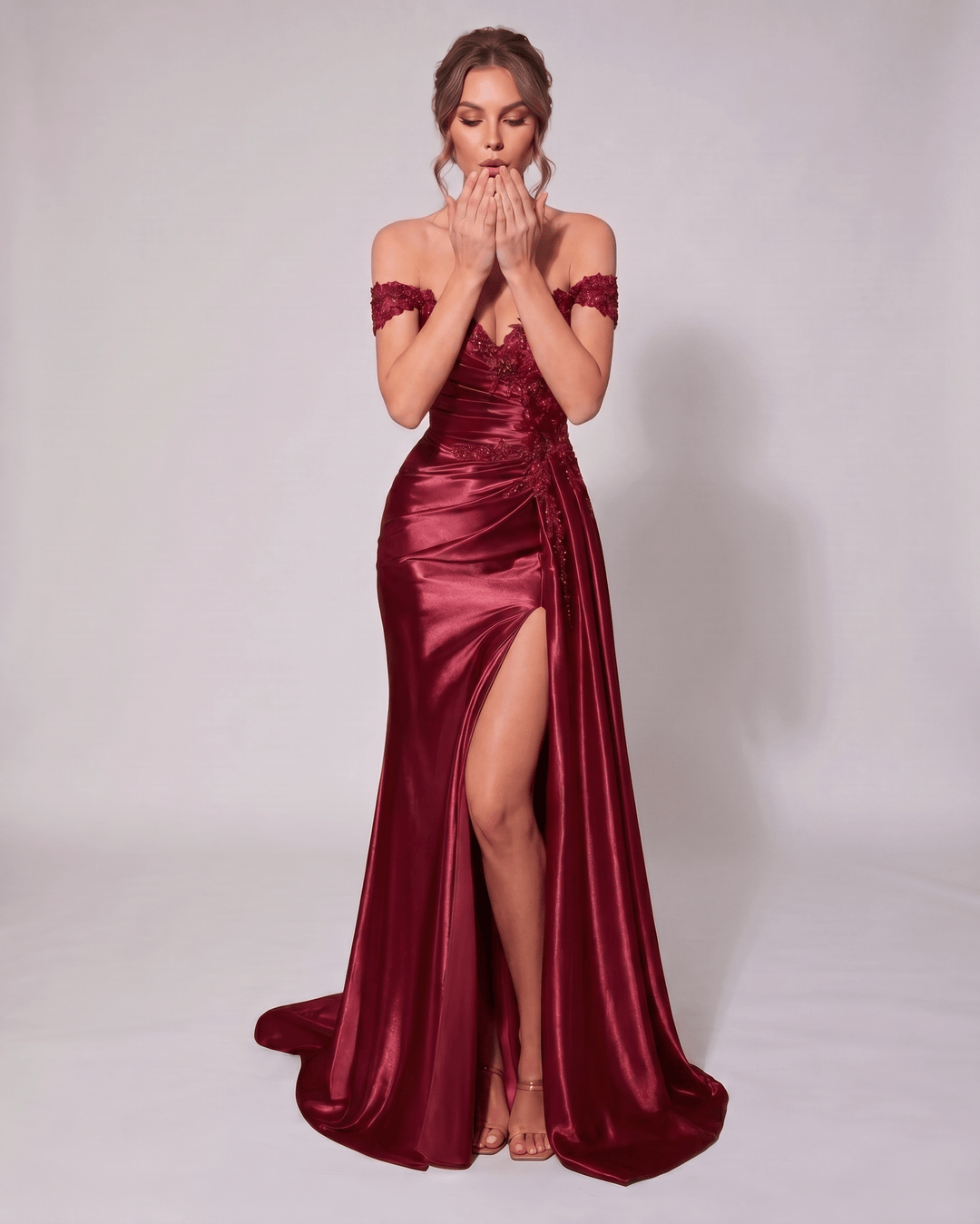 Vestido de fiesta veloura gris perla, sin mangas, escote corazón. Invitada de boda.