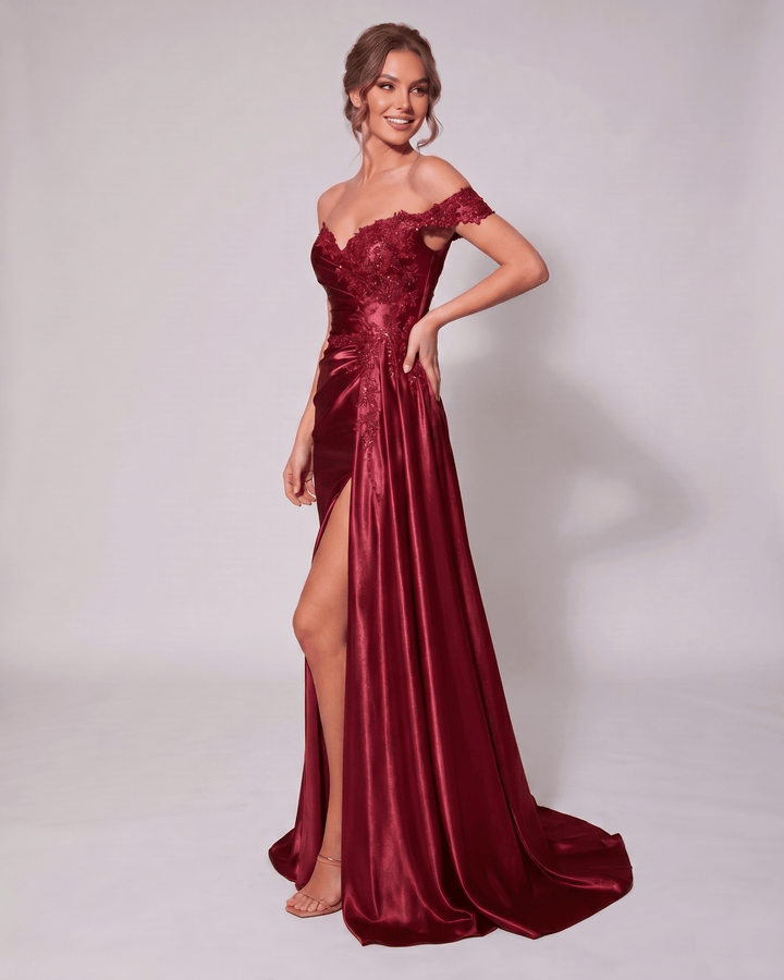 Vestido de gala veloura cobalto, escote corazón, silueta sirena. Para ocasiones especiales.