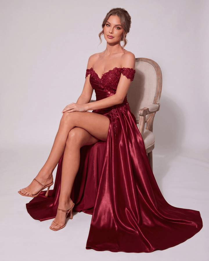 Vestido de noche veloura teja, sin mangas, escote corazón. Para veladas memorables.