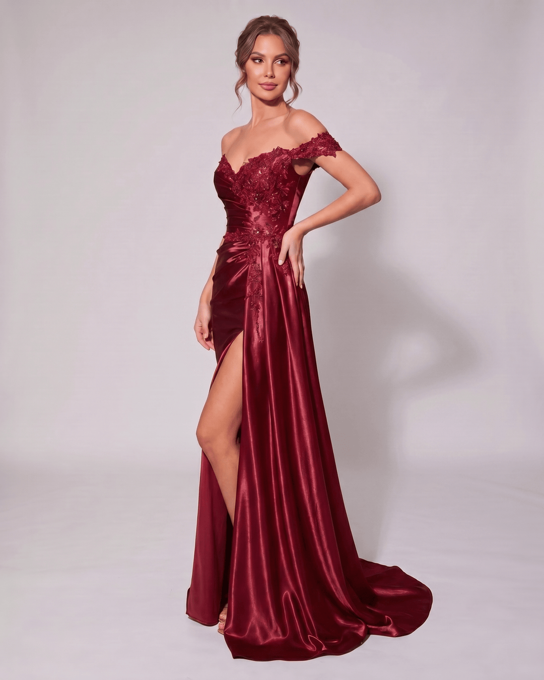 Vestido formal veloura azul claro, escote corazón, silueta sirena. Elegancia atemporal.