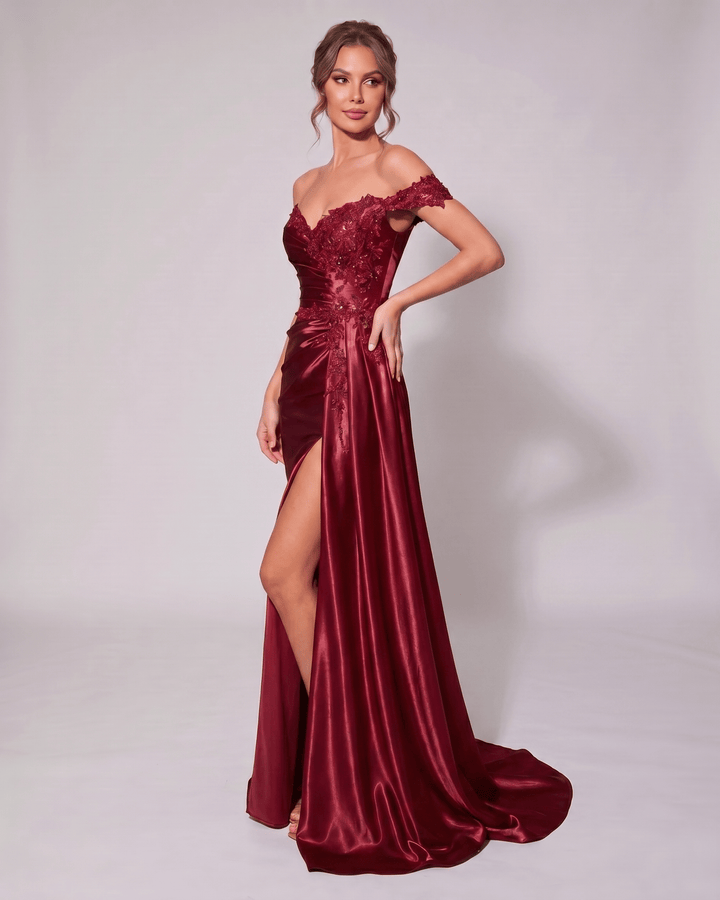Vestido formal veloura azul claro, escote corazón, silueta sirena. Elegancia atemporal.