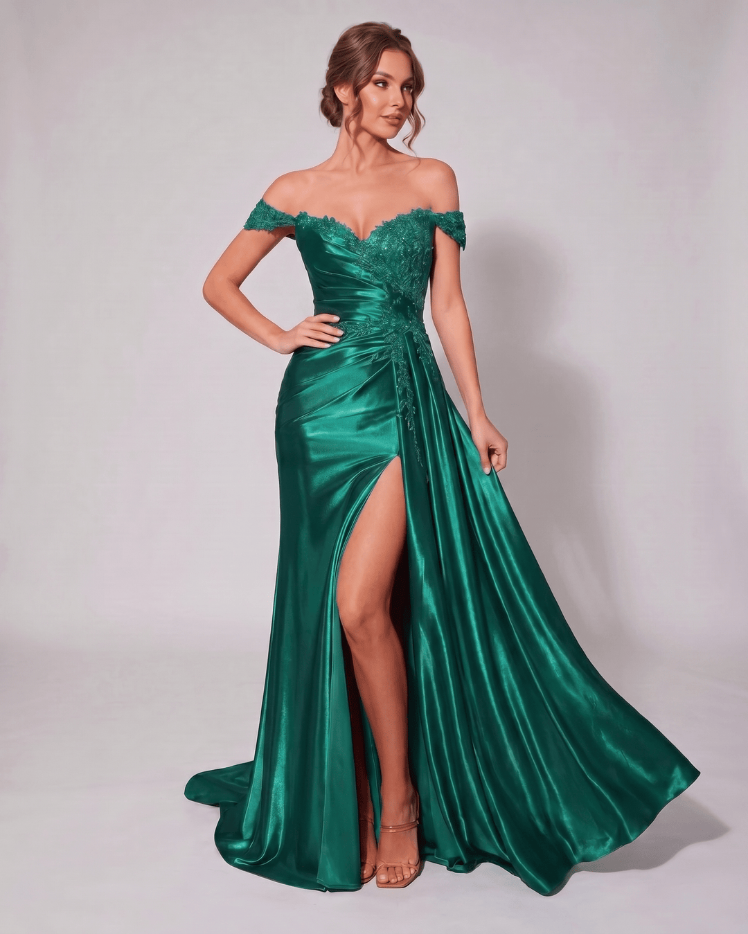 Vestido de veloura morado, escote corazón, corte sirena. Elegante para noche de gala.