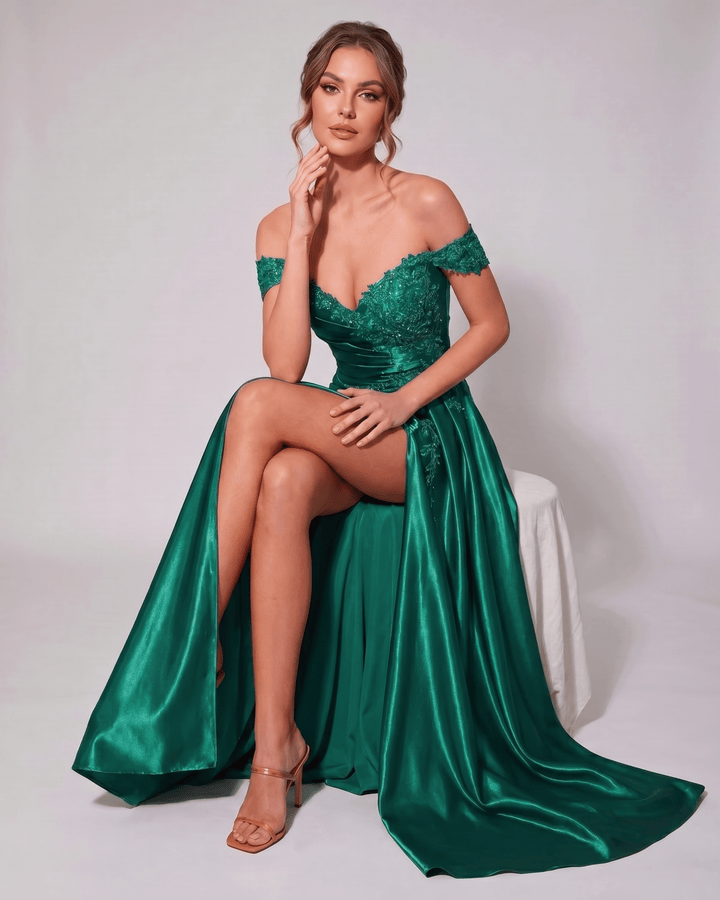 Vestido de graduación veloura beige, escote corazón, silueta sirena. Para un look impactante.