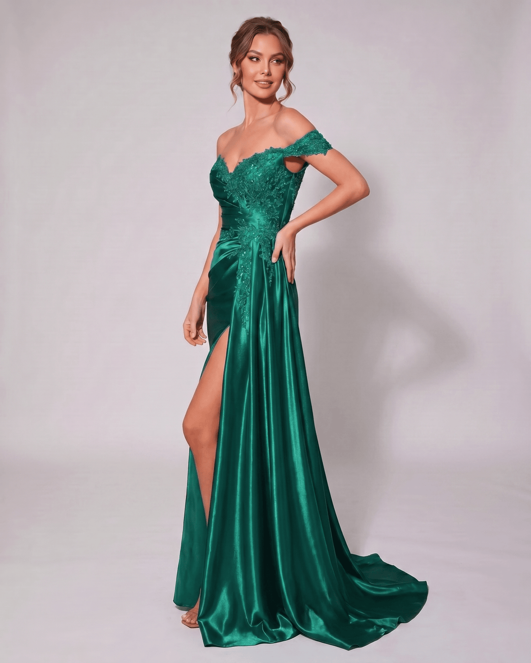 Maxi vestido veloura azul marino, escote corazón, silueta sirena. Estilo glamuroso.